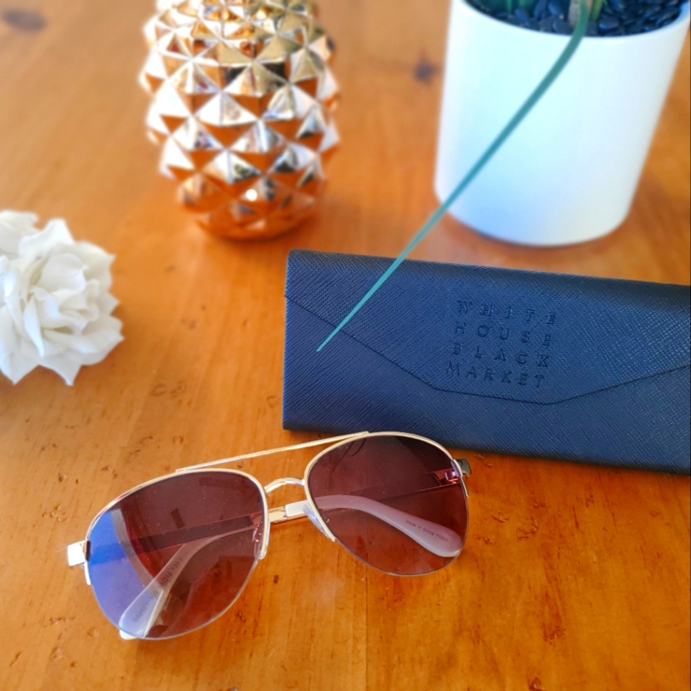 Gold aviators plus case